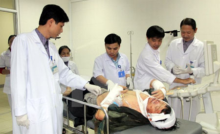 Nạn nhân Lê Văn Bình (41 tuổi) quê ở Triệu Sơn (Thanh Hóa) đang được các cấp cứu tại Bệnh viện Đa khoa Hà Tĩnh.